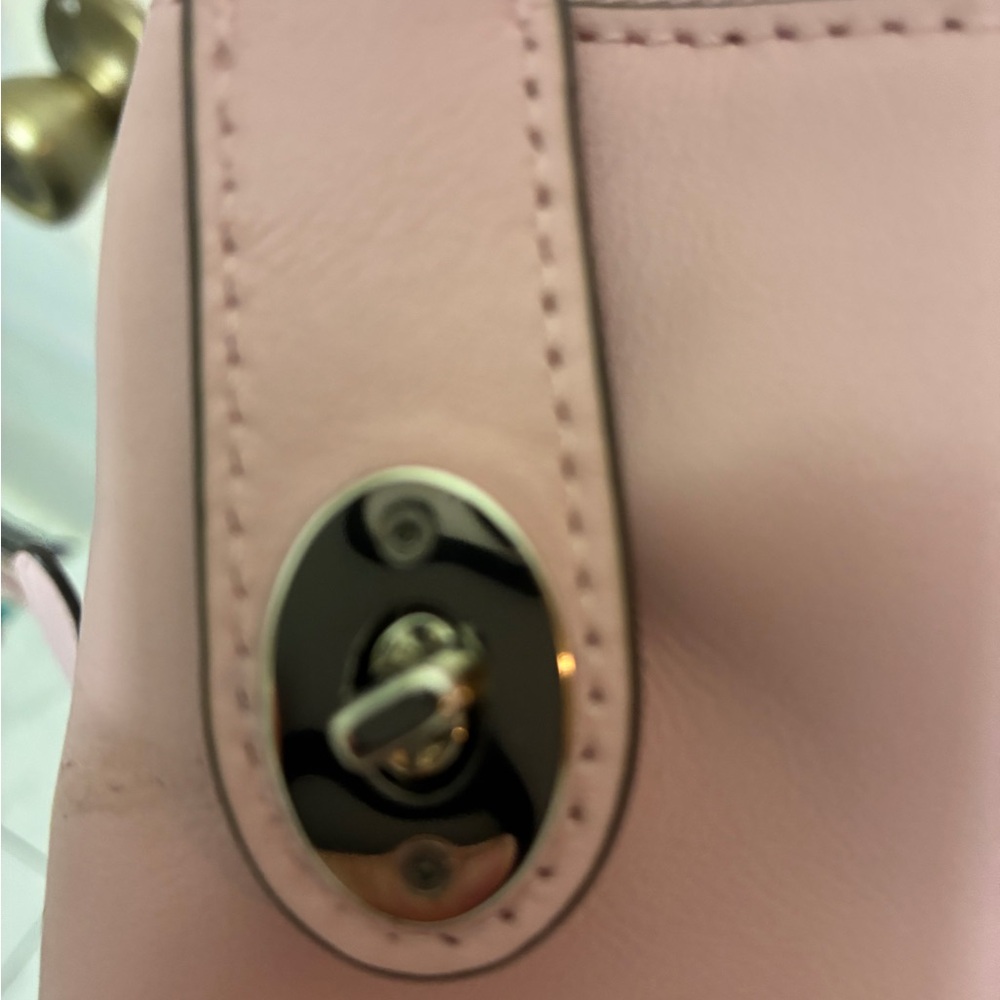 GIANT SALE! Coach Light Pink Leather Crossbody in excellent condition - Picture 4 of 14